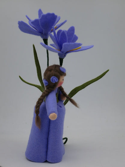 Detailansicht des gelben Saftmals auf der violetten Iris-Blüte