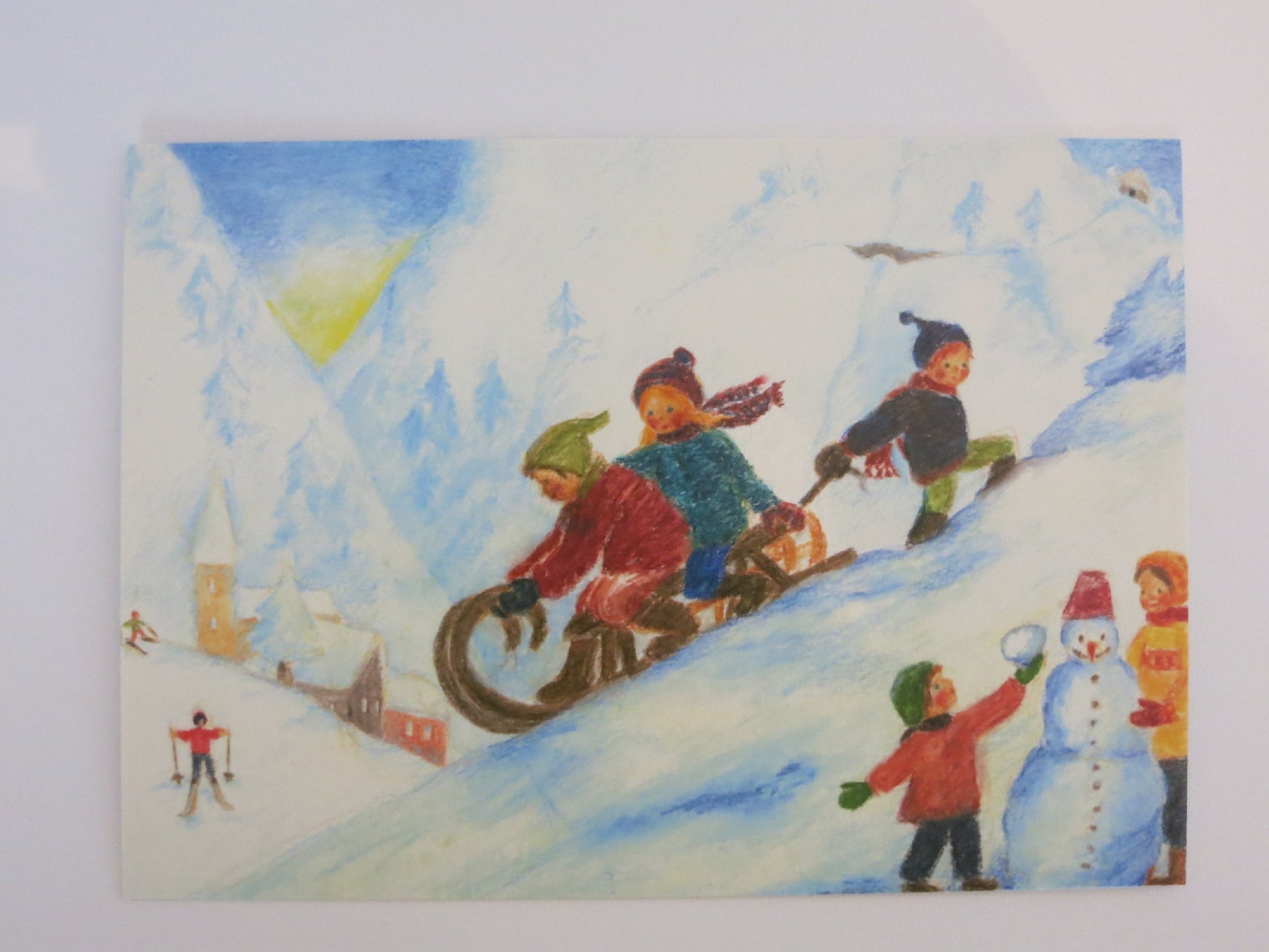 Kunstpostkarte Januar von Ilona Bock – Kinder beim Rodeln, Dorf und Schloss im Schnee, Monatskarte, PKWI233