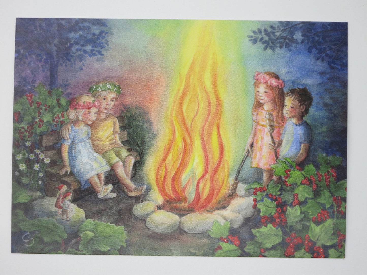 Postkarte Johannifeuer von Corinna Schwerdtfeger: zwei Kinderpaare mit Blumenkraenzen am Sonnwendfeuer