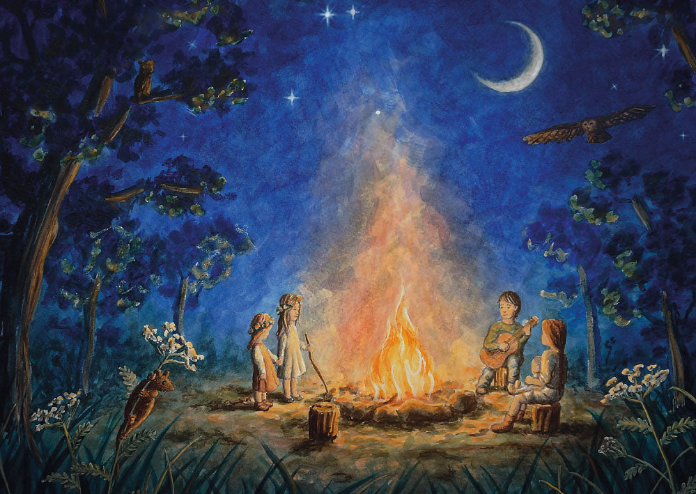 Waldorf Postkarte Johannifeuer von Raphaela Köhler: vier Kinder am Sonnwendfeuer bei Nacht, mit Eule, Mondsichel und Schafgarbenblüten