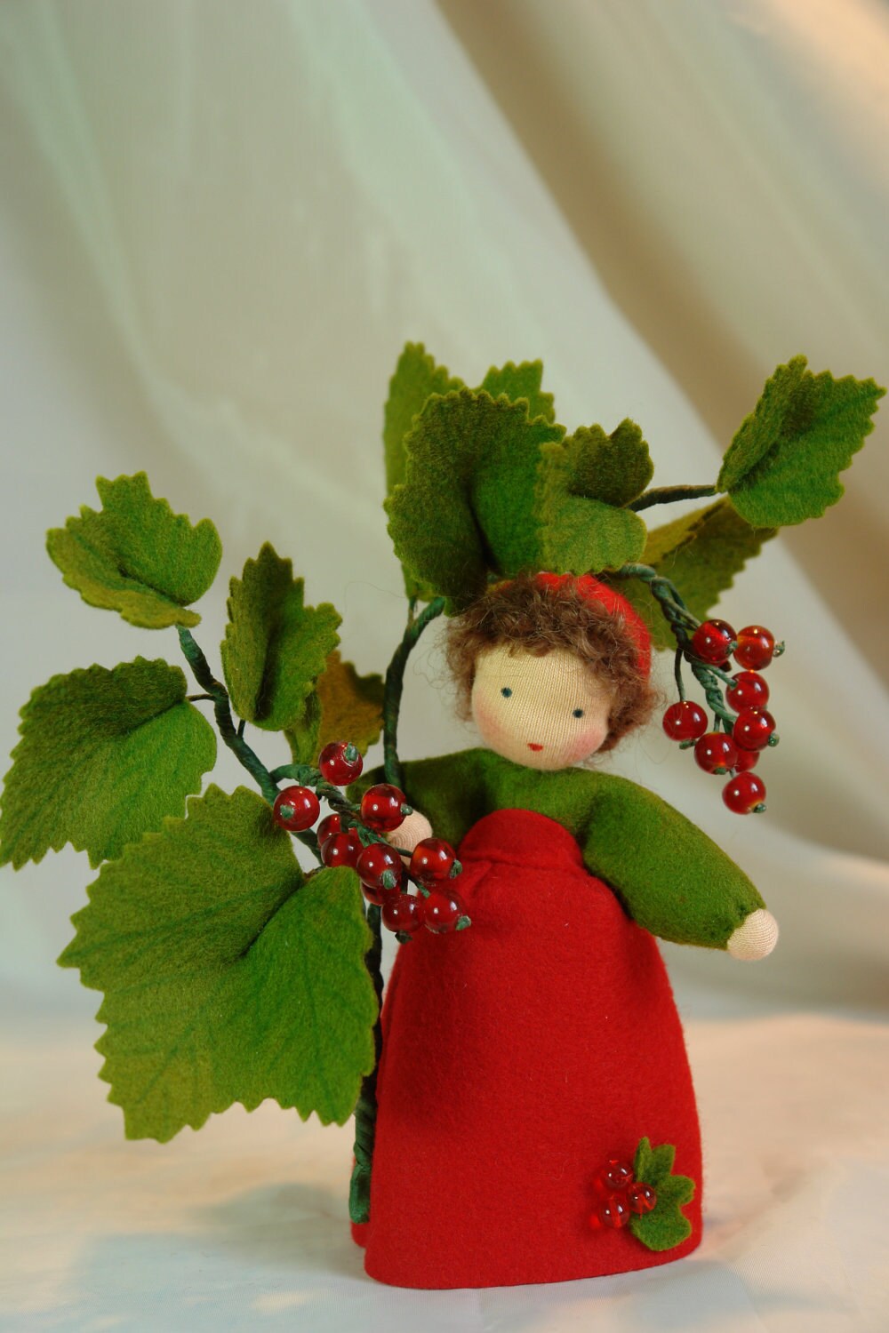 Detail der Beerenzweig-Brosche am Kleid des Johannisbeere-Blumenkindes, Waldorf-Handarbeit