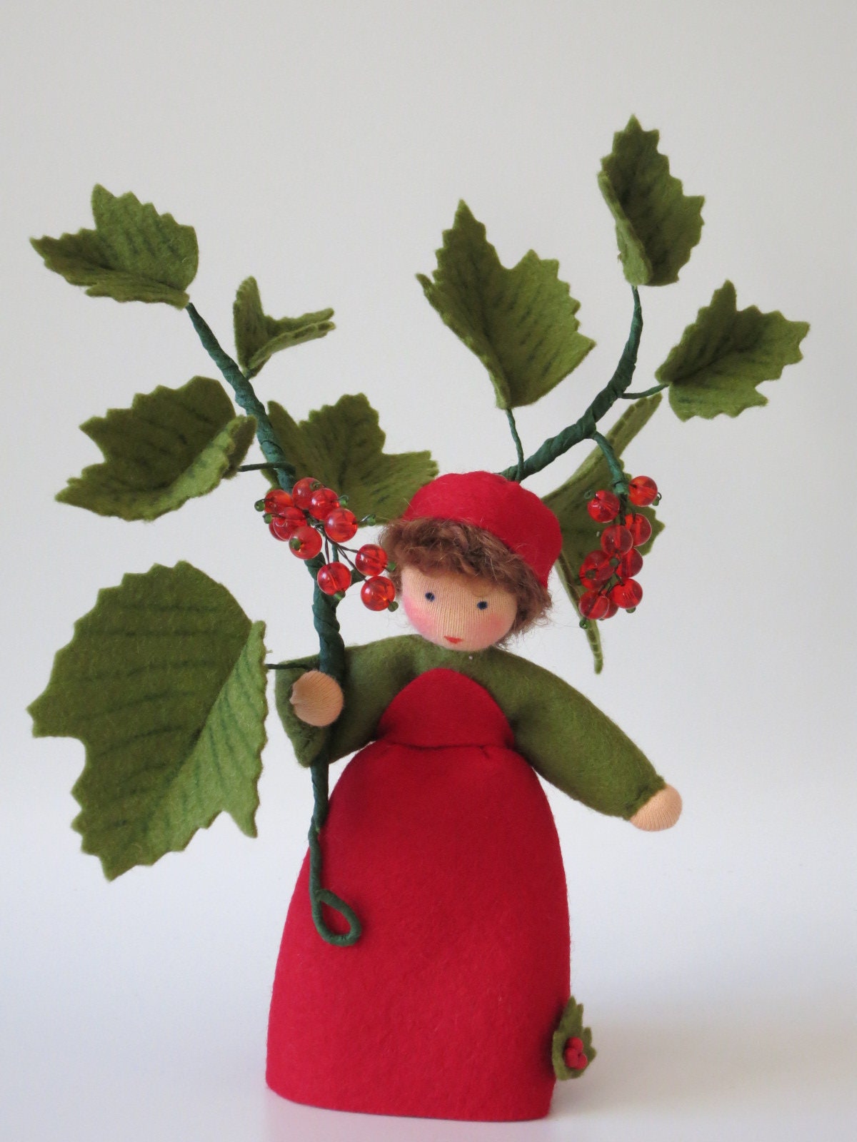 Johannisbeere-Blumenkind aus Wollfilz mit roten Perlentrauben, Waldorf-Jahreszeitentisch Sommer