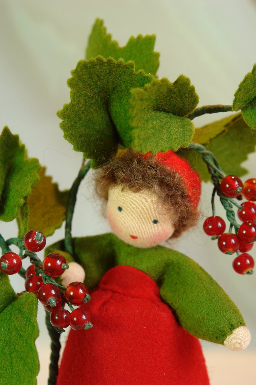 Gesichtsdetail des Johannisbeere-Blumenkindes aus Wollfilz, Waldorf-Puppenfigur