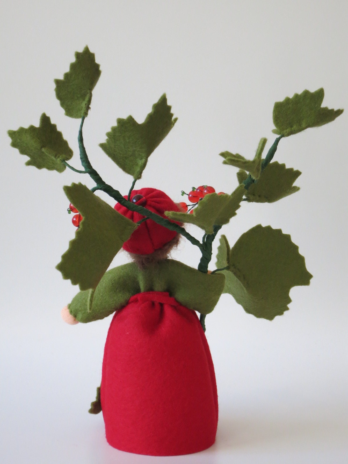 Johannisbeere-Blumenkind mit roter Filzmütze im Profil, Waldorf-Jahreszeitentisch Sommer