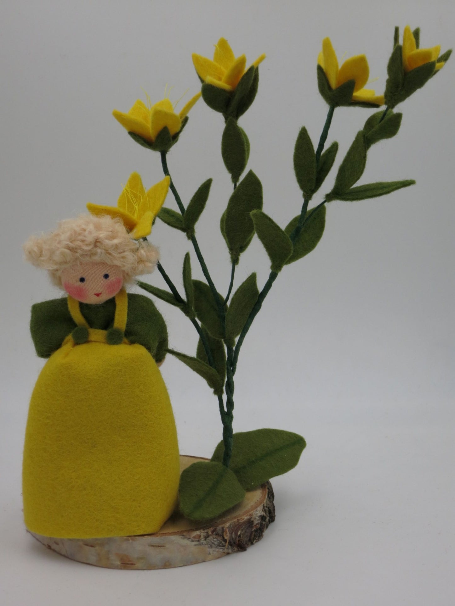 Johanniskraut-Mädchen mit fünf gelben Blüten, Gesamtansicht für den Waldorf Jahreszeitentisch.