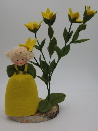 Johanniskraut-Mädchen mit fünf gelben Blüten, Gesamtansicht für den Waldorf Jahreszeitentisch.