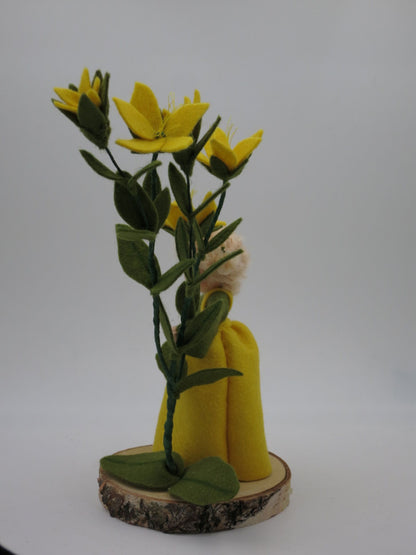 Profilansicht des Johanniskraut-Mädchens mit Blütenstielen und Birkenholzscheibe.