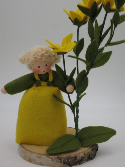 Rückansicht des Johanniskraut-Mädchens mit gelben Filzblüten und grünem Blattwerk.