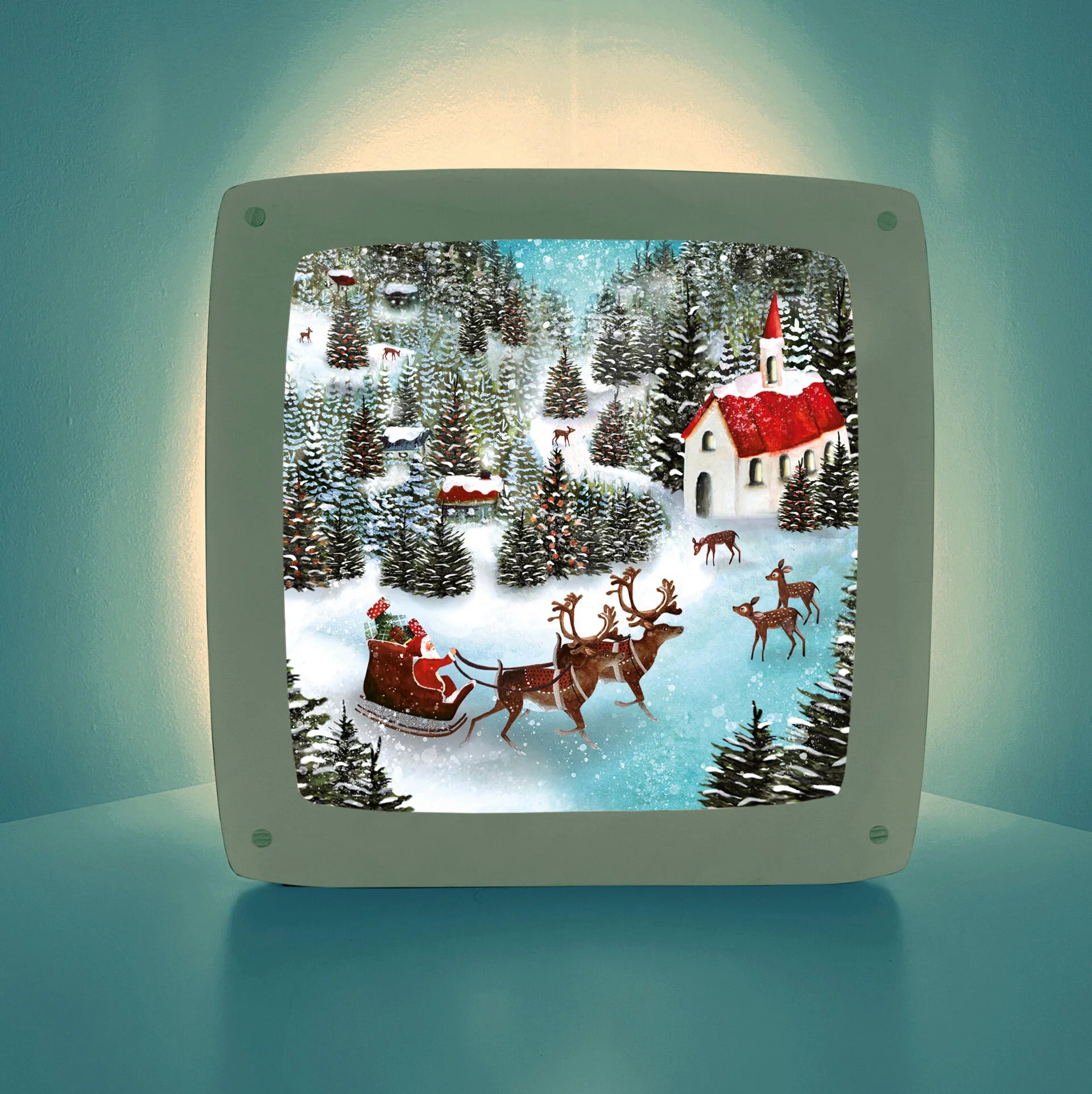 Jolly Days Toverlux Motiv MO132: Weihnachtsmann im Rentierschlitten fliegt über ein verschneites Dorf mit Kirche und Rehen – für die Magische Lampe und den Jahreszeitentisch