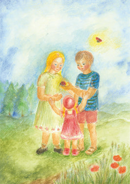 Waldorf Postkarte Juli von Ilona Bock mit drei Geschwistern und Marienkäfer auf der Sommerwiese