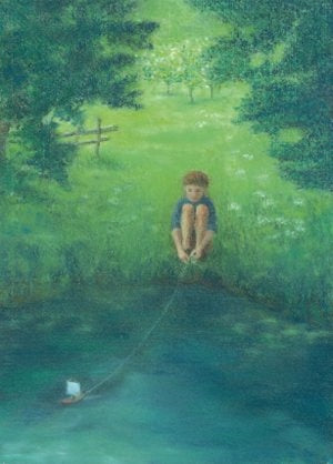 Waldorf Postkarte Juli von Monika Speck mit Kind und Papierboot am Teich im Sommer