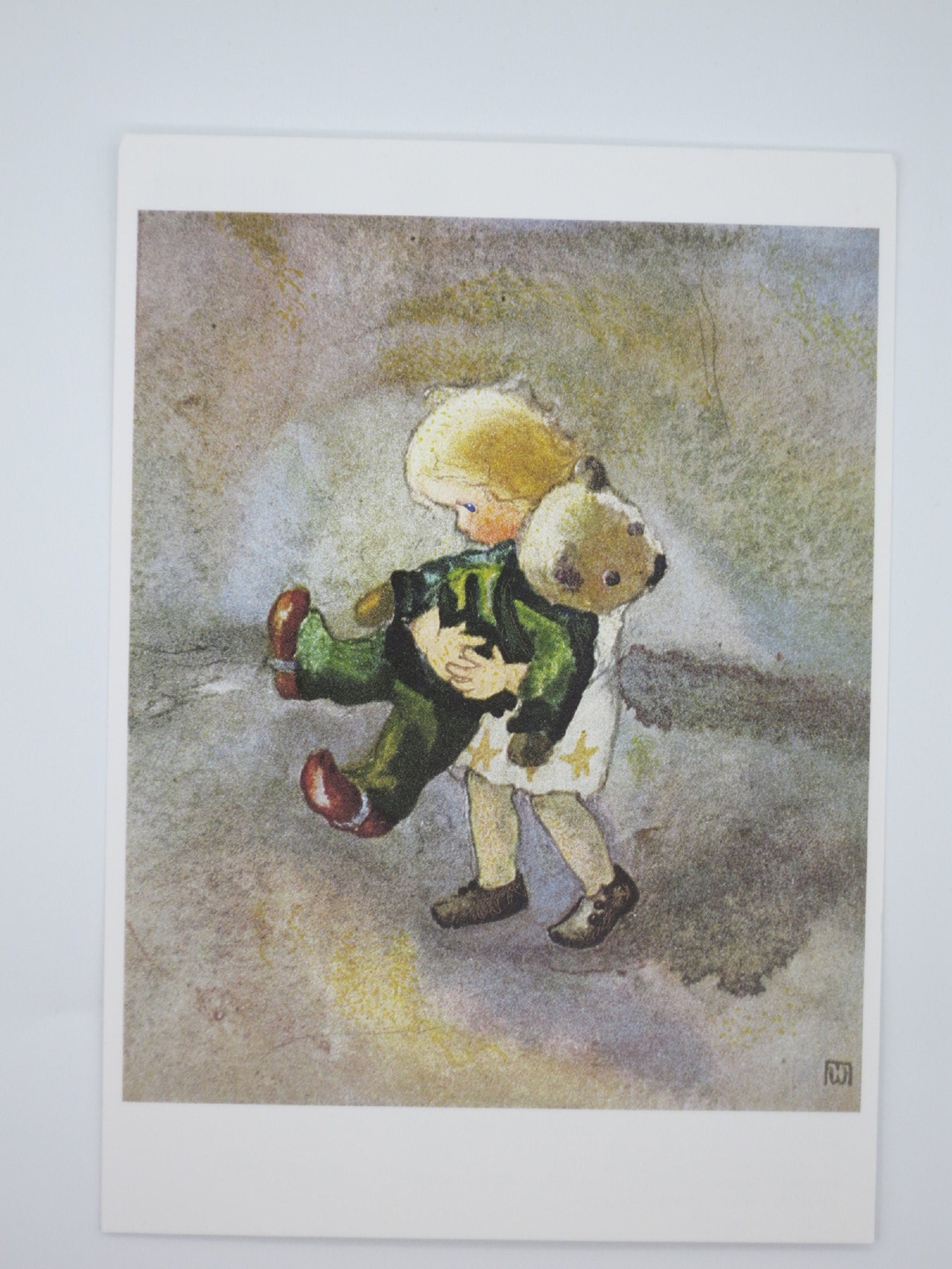 Postkarte fuer Kinder: Kind traegt Teddybaer, Junge Freundschaft von Mili Weber