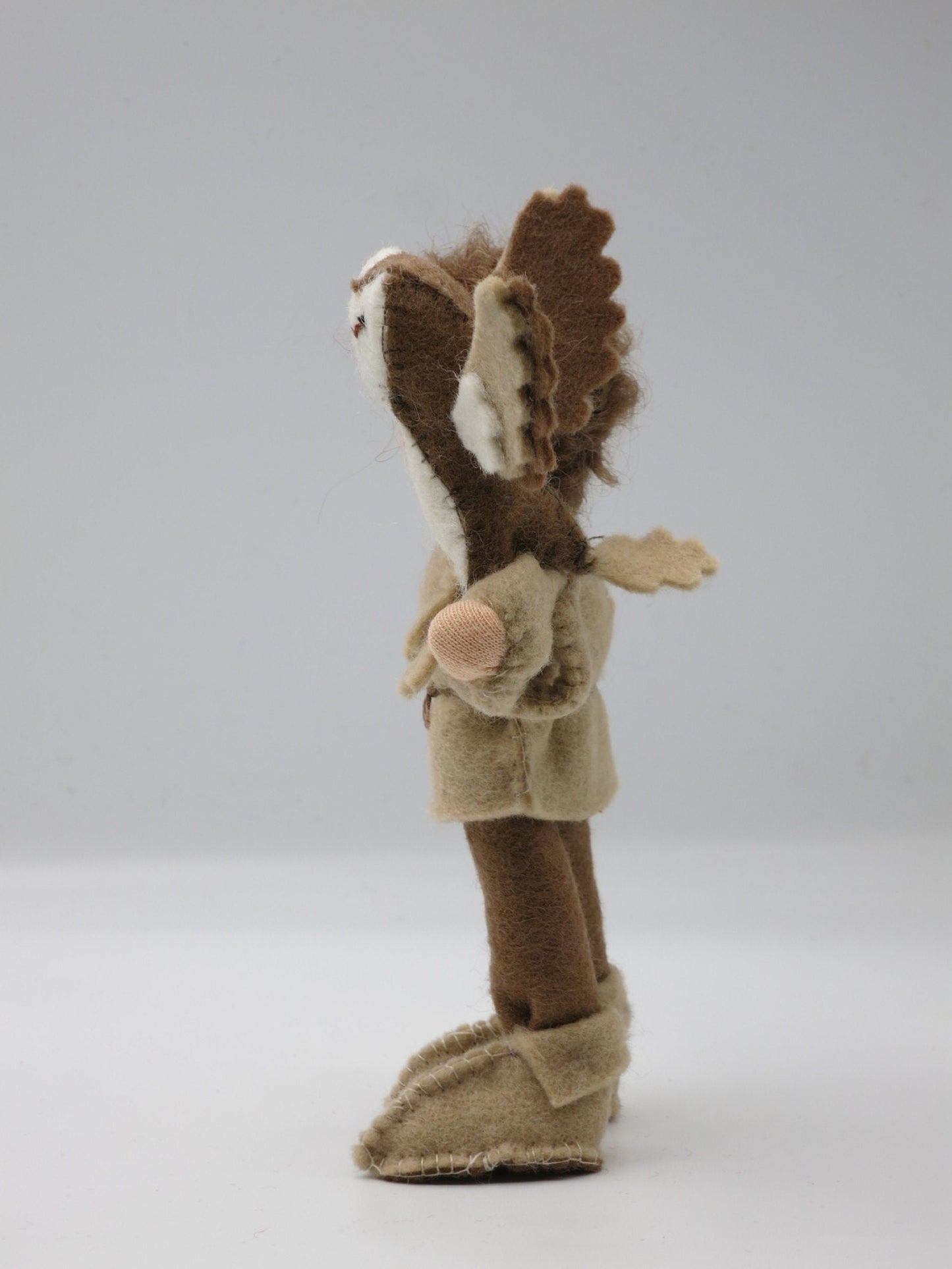 Junge mit Eule Blumenkind aus Wollfilz, Seitenansicht mit Schleiereule auf dem Arm, Waldorf-Jahreszeitentisch, Art. HE14