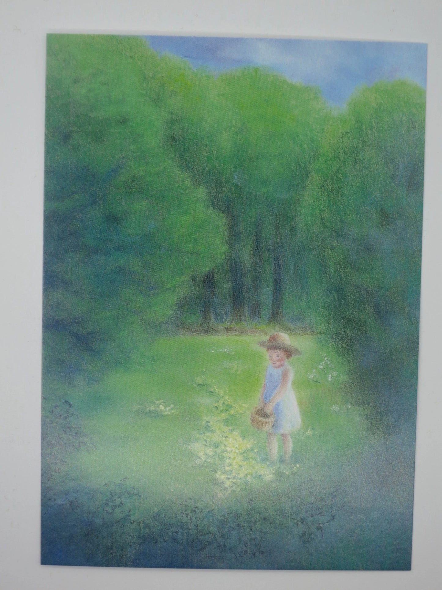 Waldorf Postkarte Juni von Monika Speck mit Mädchen, das Wildblumen auf der Wiese sammelt