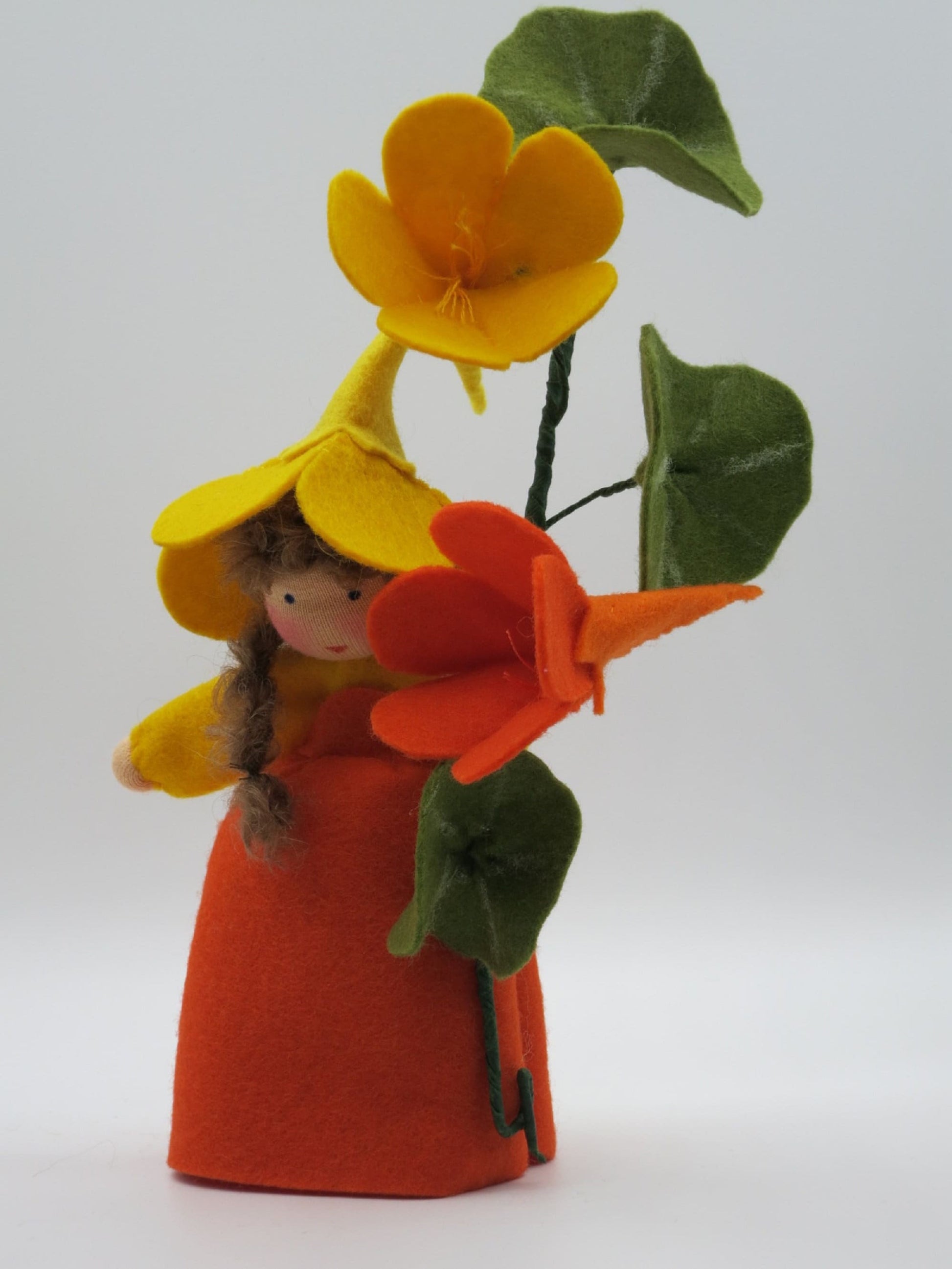 Dreiviertelansicht der Kapuzinerkresse mit Blüte und Schildblatt, Wollfilzfigur für den Jahreszeitentisch.