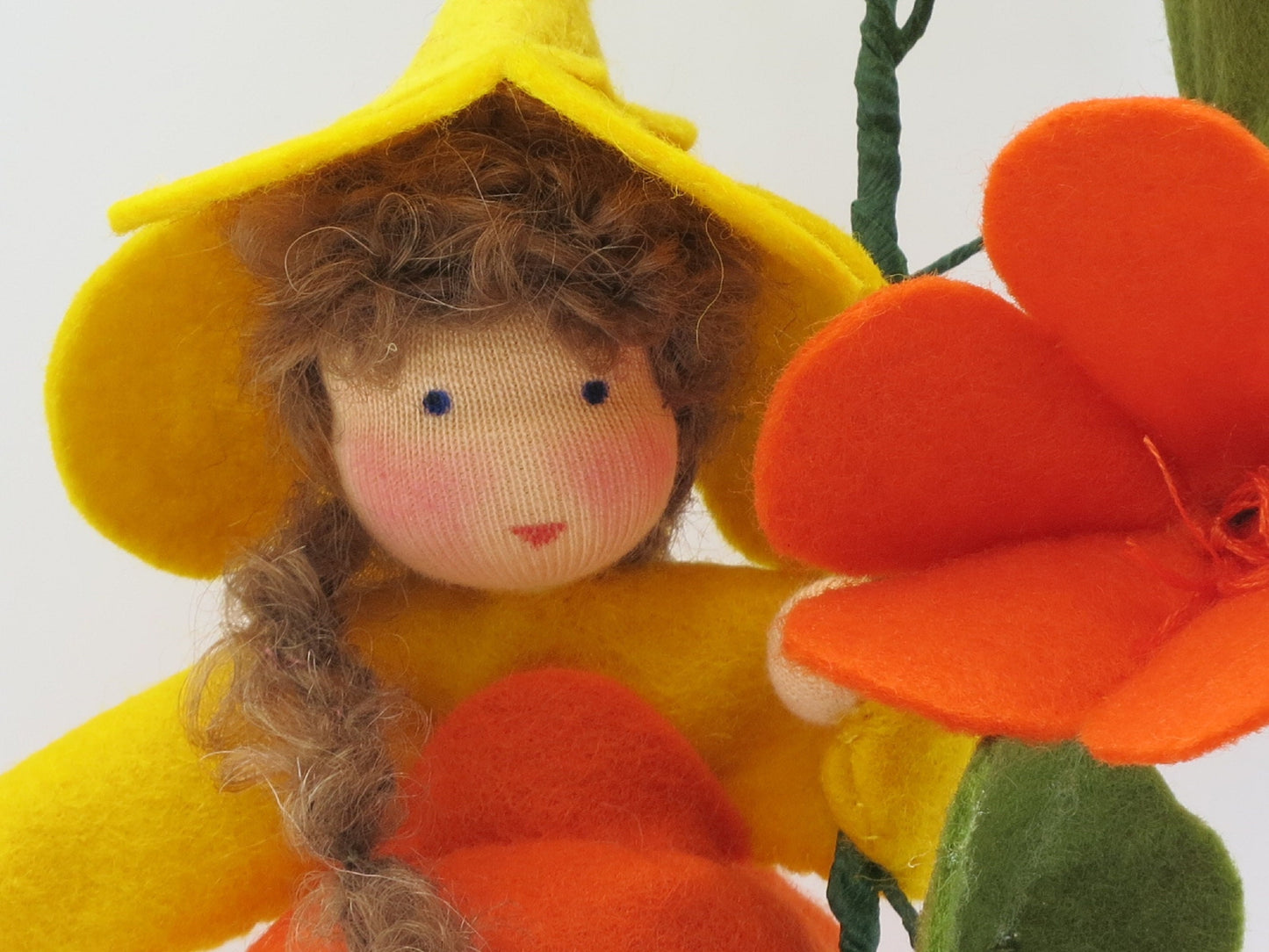 Nahaufnahme des Gesichts der Kapuzinerkresse-Figur unter der gelben Trichterblüte.