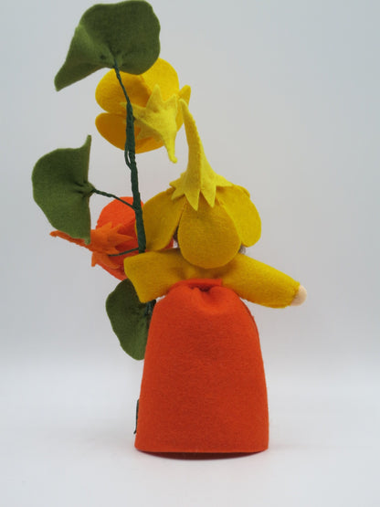 Porträt der Kapuzinerkresse-Figur mit gelbem Blütenhütchen und orangem Kleid.