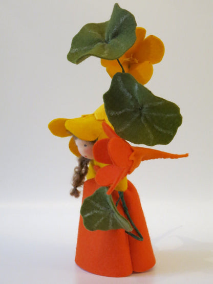 Rückansicht der Kapuzinerkresse-Figur mit gelber Trichterblüte und Schildblättern.