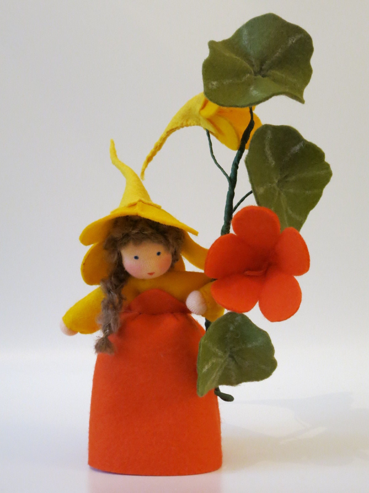 Kapuzinerkresse-Blumenkind aus Wollfilz für den Waldorf Jahreszeitentisch mit Sporn-Blüte und Schildblättern.