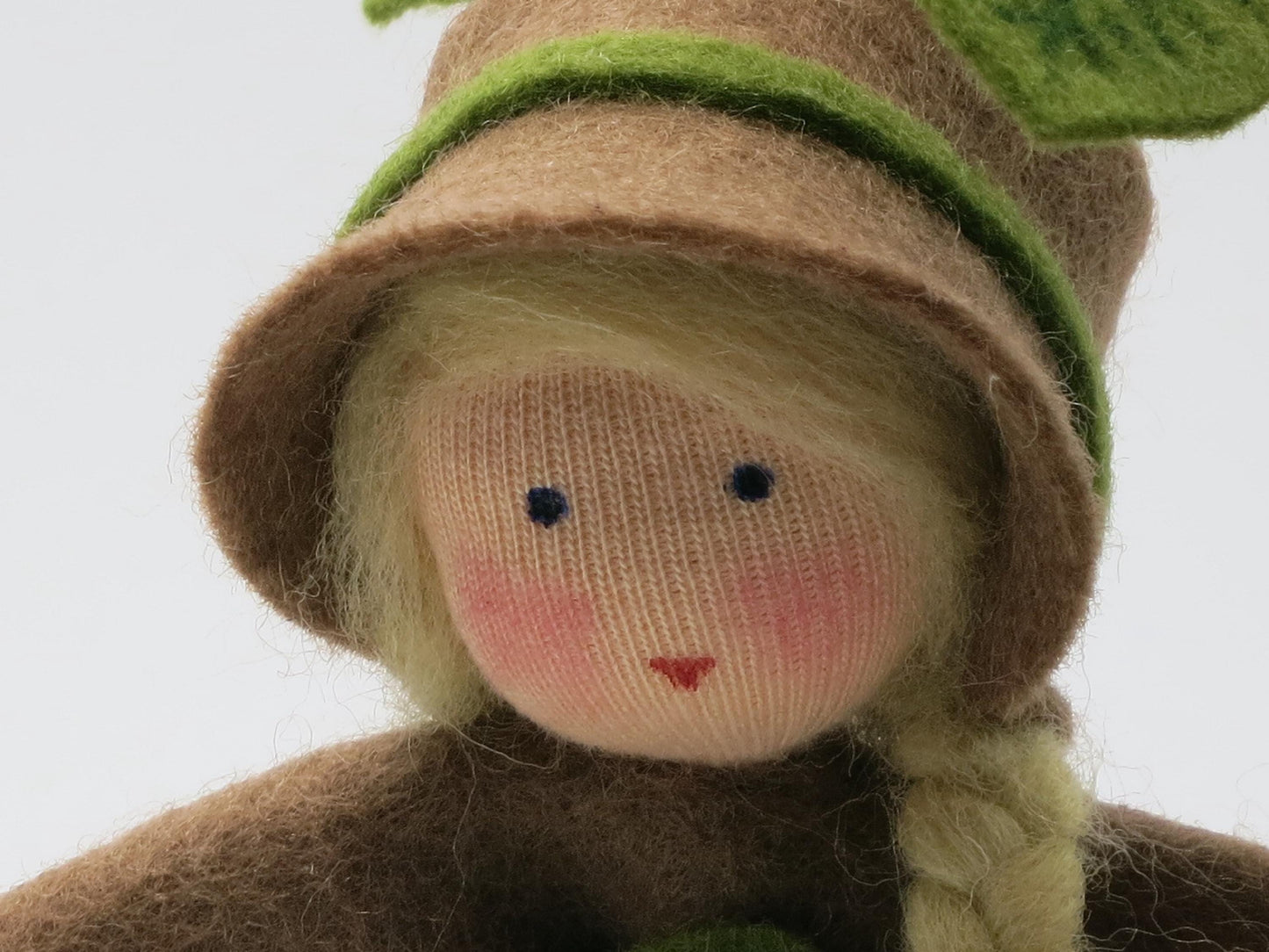 Kartoffel Blumenkind aus Wollfilz, Nahaufnahme Gesicht mit Hut und gruenem Band, Waldorf-Jahreszeitentisch, Art. HE11