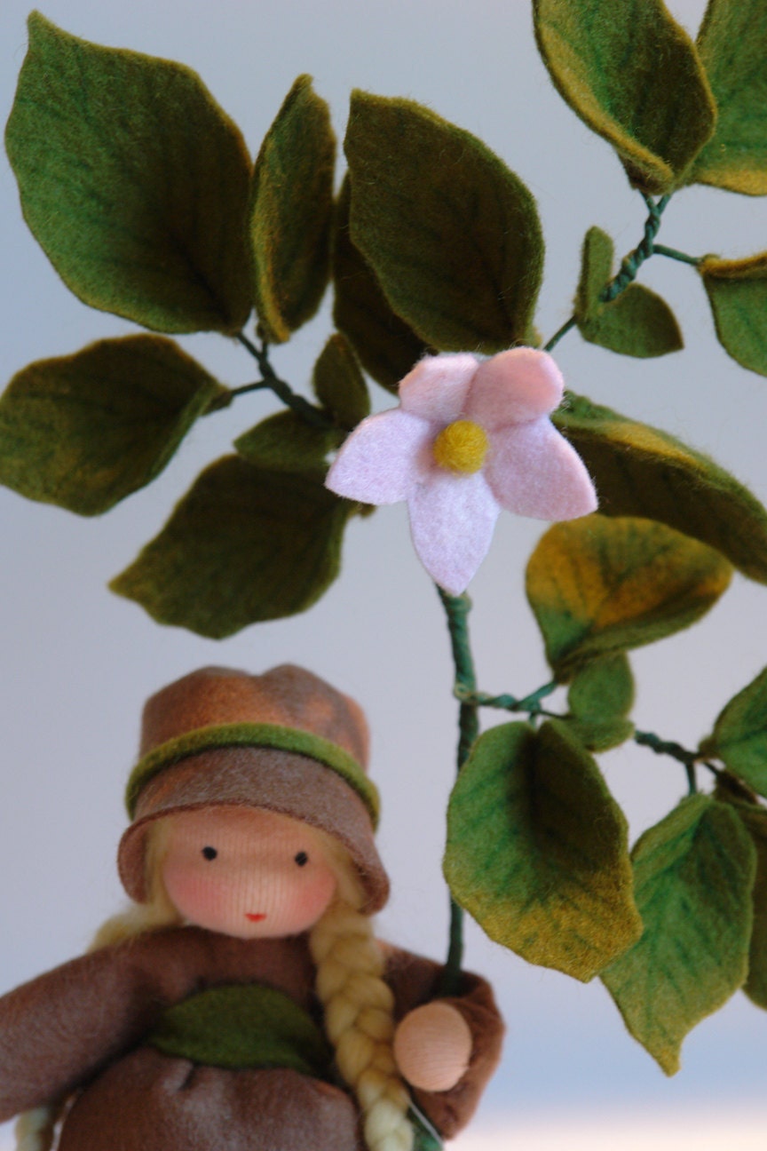 Kartoffel Blumenkind aus Wollfilz, Nahaufnahme Gesicht mit Hut, Waldorf-Jahreszeitentisch, Art. HE11