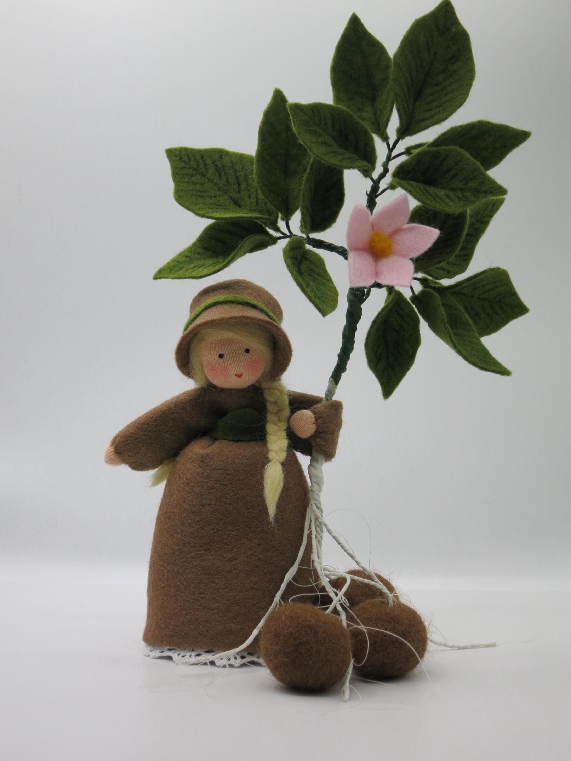 Kartoffel Blumenkind aus Wollfilz mit Kartoffelbluete und mehreren Filzknollen, Waldorf-Jahreszeitentisch, Art. HE11
