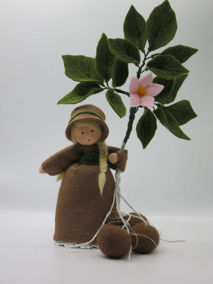 Kartoffel Blumenkind aus Wollfilz mit Kartoffelbluete und mehreren Filzknollen, Waldorf-Jahreszeitentisch, Art. HE11