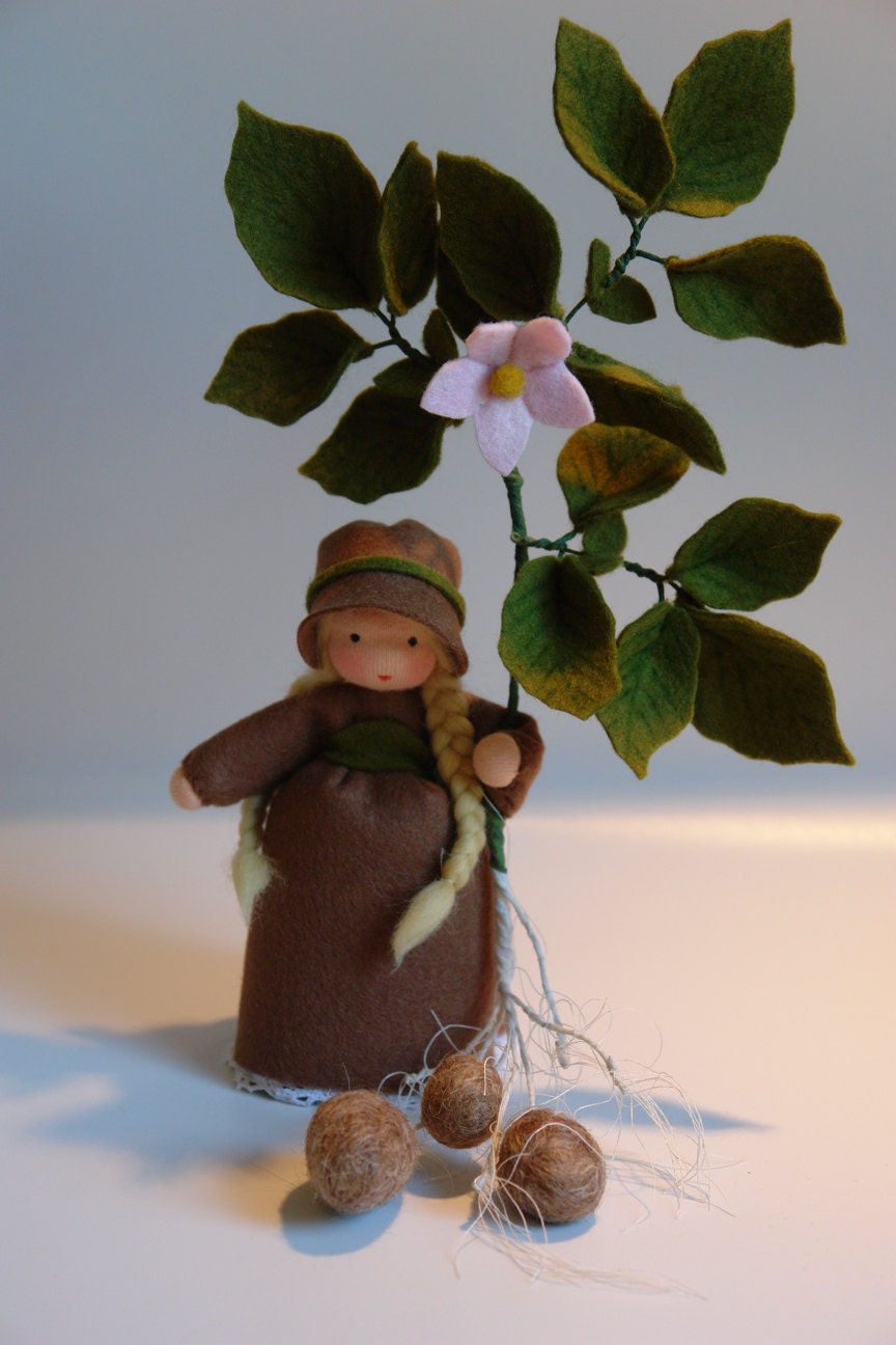 Kartoffel Blumenkind aus Wollfilz, Seitenansicht mit rosa Kartoffelbluete und Knollen, Waldorf-Jahreszeitentisch, Art. HE11
