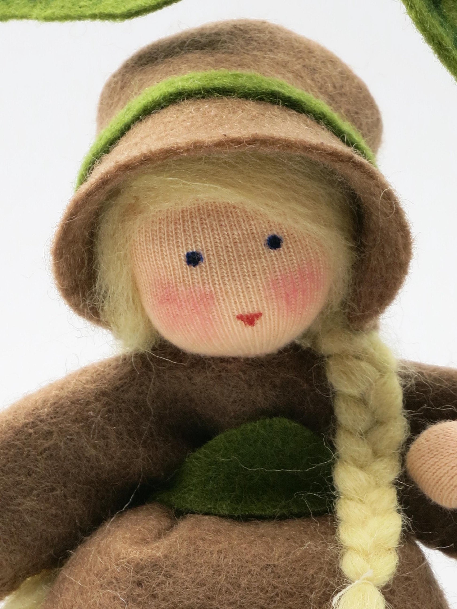 Kartoffel Blumenkind aus Wollfilz, Seitenansicht mit Bluete und Filzknollen am Saum, Waldorf-Jahreszeitentisch, Art. HE11