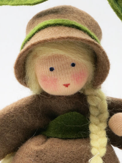 Kartoffel Blumenkind aus Wollfilz, Seitenansicht mit Bluete und Filzknollen am Saum, Waldorf-Jahreszeitentisch, Art. HE11