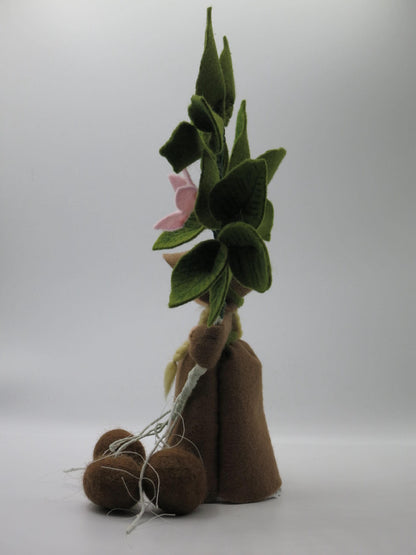 Kartoffel Blumenkind aus Wollfilz mit Pflanzenstiel, rosa Bluete und Filzknollen, Waldorf-Jahreszeitentisch, Art. HE11