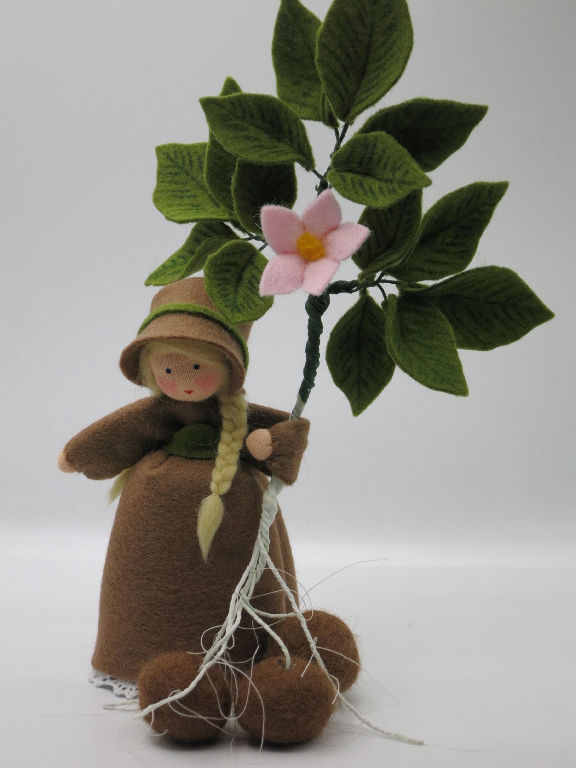 Kartoffel Blumenkind aus Wollfilz mit Bluete, Blaettern und mehreren Knollen am Saum, Waldorf-Jahreszeitentisch, Art. HE11
