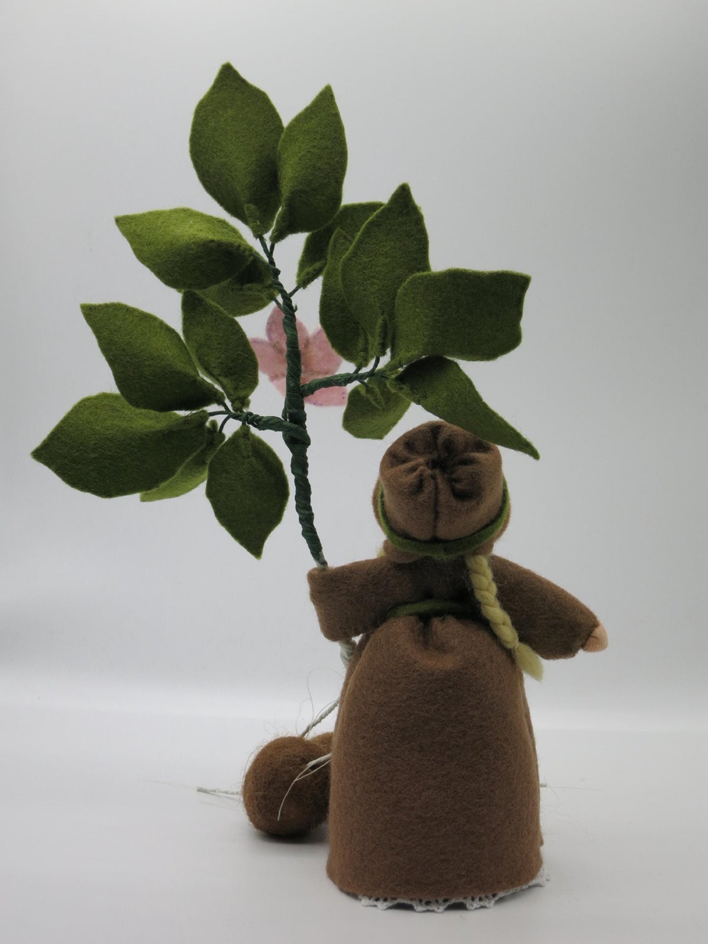 Kartoffel Blumenkind aus Wollfilz, Rueckansicht mit Zopf und Kartoffelpflanze, Waldorf-Jahreszeitentisch, Art. HE11