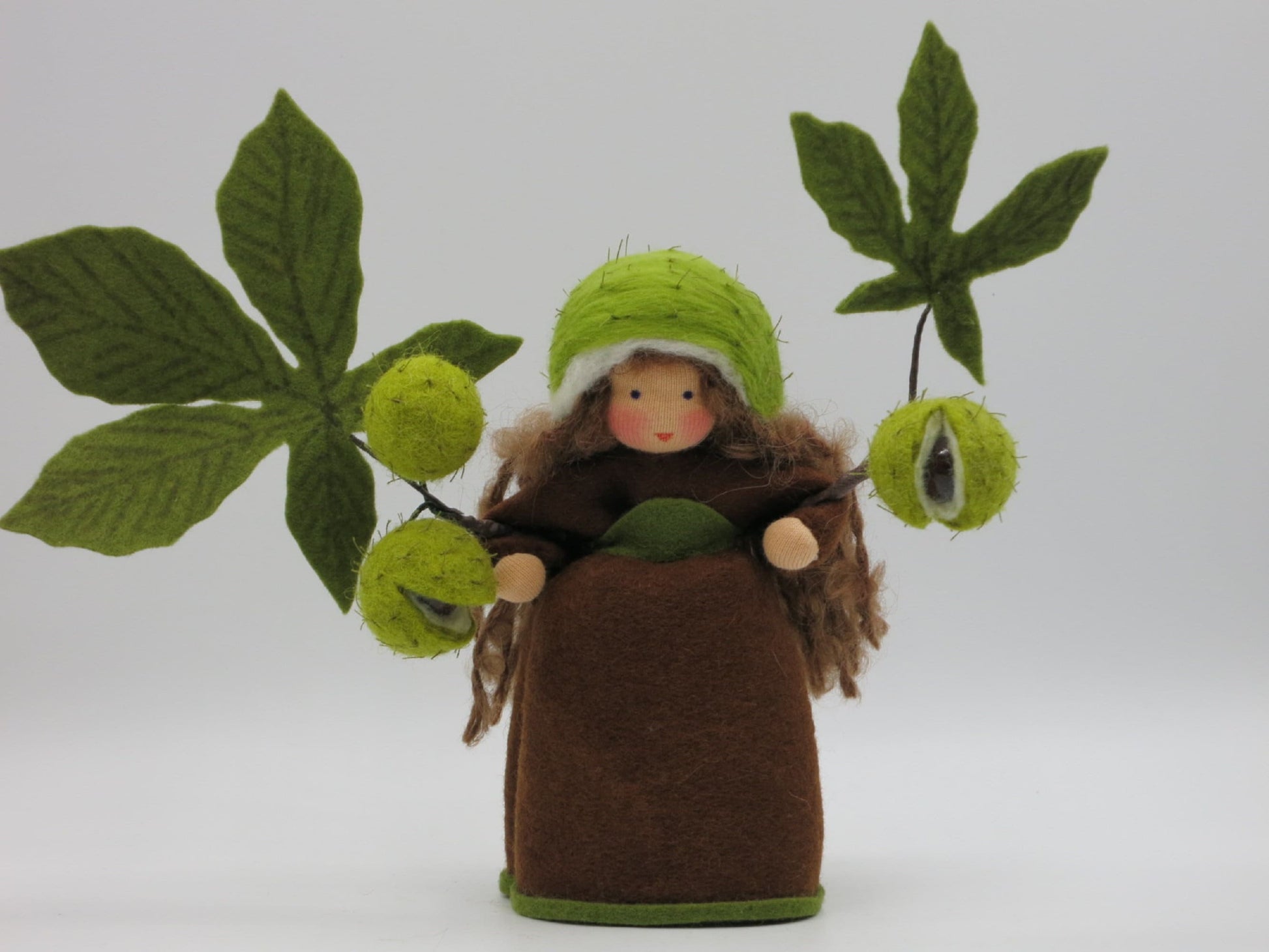 Kastanie Blumenkind aus Wollfilz mit zwei gruenen bestachelten Kastanienhuellen, eine aufgesprungen, Waldorf-Jahreszeitentisch, Art. HE6