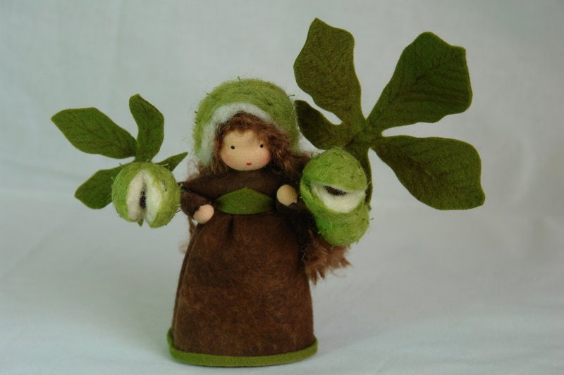 Kastanie Blumenkind aus Wollfilz mit zwei Kastanienhuellen, Waldorf-Jahreszeitentisch, Art. HE6