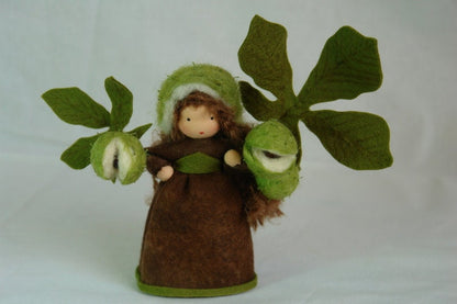 Kastanie Blumenkind aus Wollfilz mit zwei Kastanienhuellen, Waldorf-Jahreszeitentisch, Art. HE6