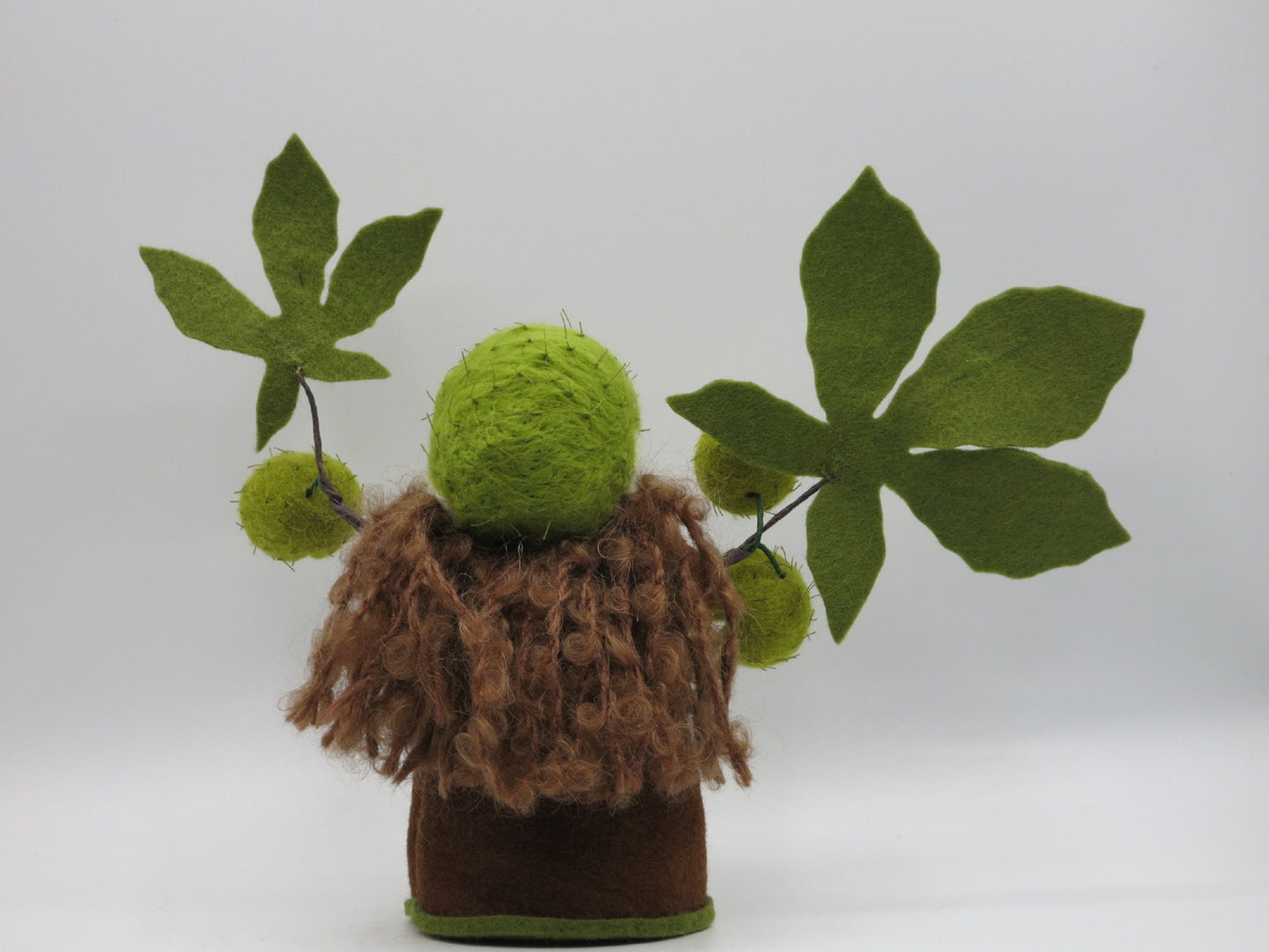 Kastanie Blumenkind aus Wollfilz, Rueckansicht mit gelocktem Haar und Kastanienhuellen, Waldorf-Jahreszeitentisch, Art. HE6
