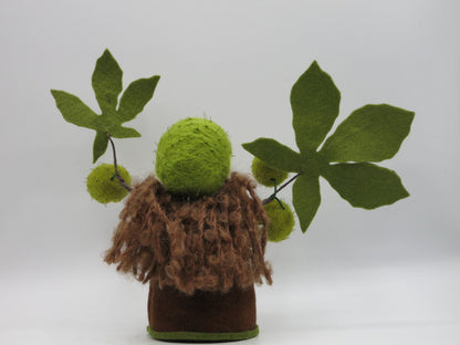 Kastanie Blumenkind aus Wollfilz, Rueckansicht mit gelocktem Haar und Kastanienhuellen, Waldorf-Jahreszeitentisch, Art. HE6