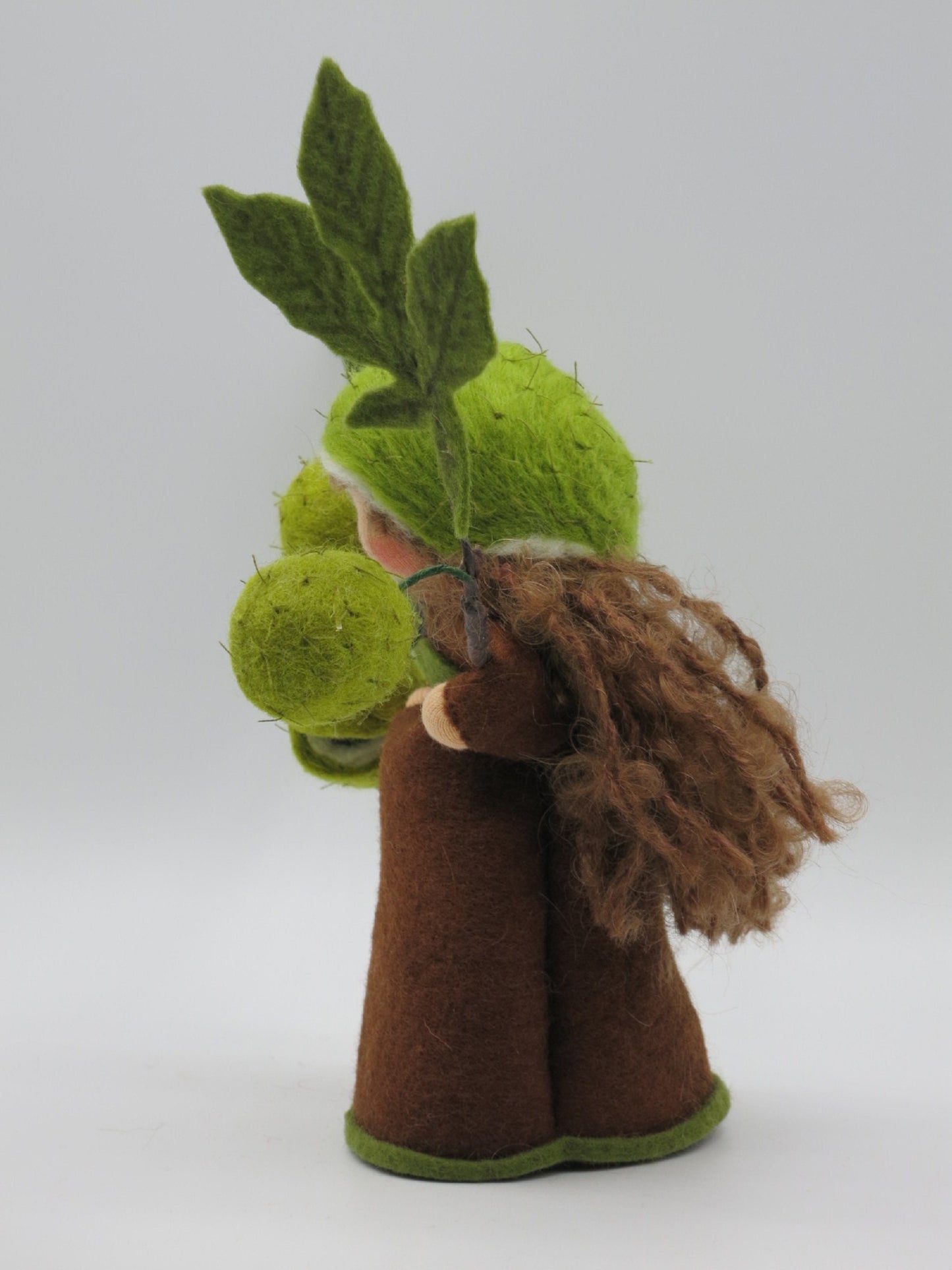 Kastanie Blumenkind aus Wollfilz, Rueckansicht mit stacheliger Haube und Kastanienhuellen, Waldorf-Jahreszeitentisch, Art. HE6