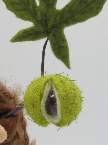 Kastanie Blumenkind aus Wollfilz, Seitenansicht mit Kastanienhuellen, Waldorf-Jahreszeitentisch, Art. HE6