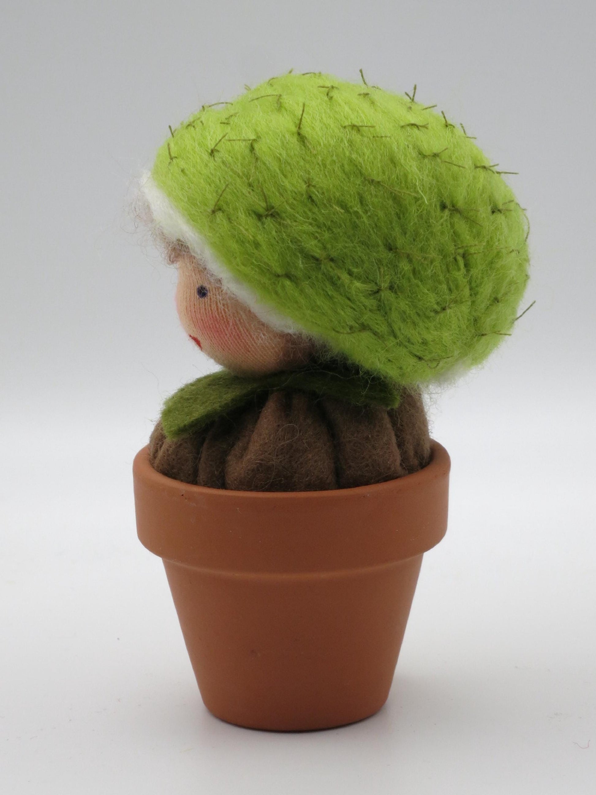 Kastanie im Toepfchen Blumenkind aus Wollfilz, Seitenansicht mit Terrakotta-Toepfchen, Waldorf-Jahreszeitentisch, Art. HE33