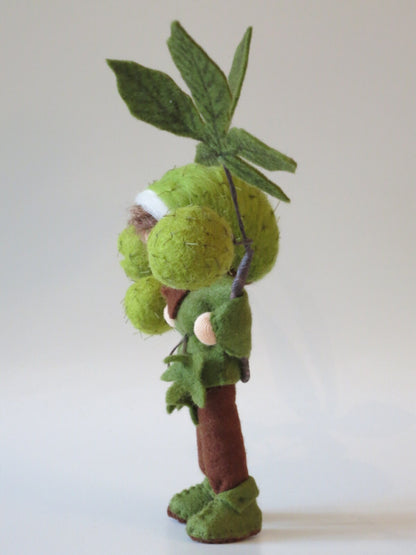 Kastanien-Junge Blumenkind aus Wollfilz, Detailansicht mit gruener Kastanienhuelle, Waldorf-Jahreszeitentisch, Art. HE35