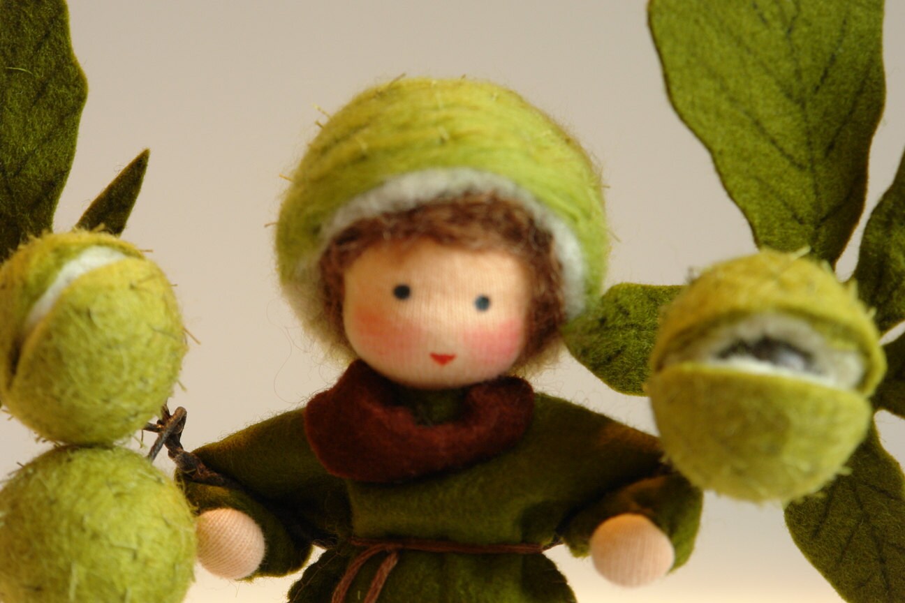 Kastanien-Junge Blumenkind aus Wollfilz im Profil mit stacheliger Kastanienhuelle, Waldorf-Jahreszeitentisch, Art. HE35