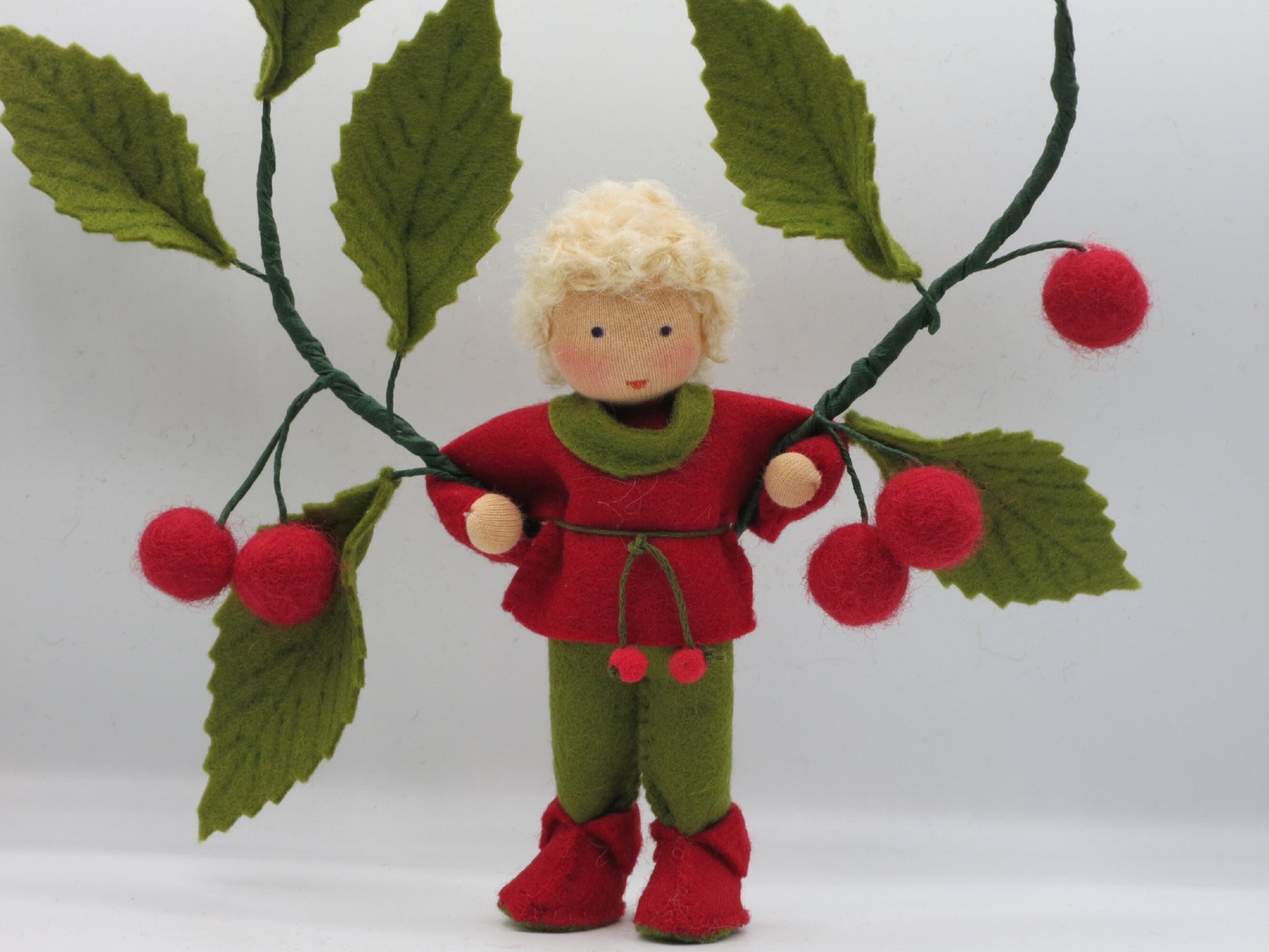 Kirsch-Junge aus Wollfilz mit Kirschzweig und roten Filzkirschen, Waldorf-Jahreszeitentisch Sommer