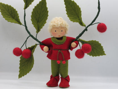 Kirsch-Junge aus Wollfilz mit Kirschzweig und roten Filzkirschen, Waldorf-Jahreszeitentisch Sommer