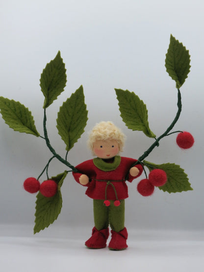 Kirsch-Junge aus Wollfilz mit Kirschkordel am Gürtel, Waldorf-Jahreszeitentisch Sommer