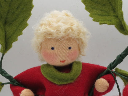 Gesichtsdetail des Kirsch-Jungen aus Wollfilz, Waldorf-Puppenfigur