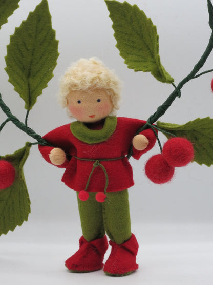 Porträt Kirsch-Junge mit blonden Locken, Waldorf-Wollfilzfigur