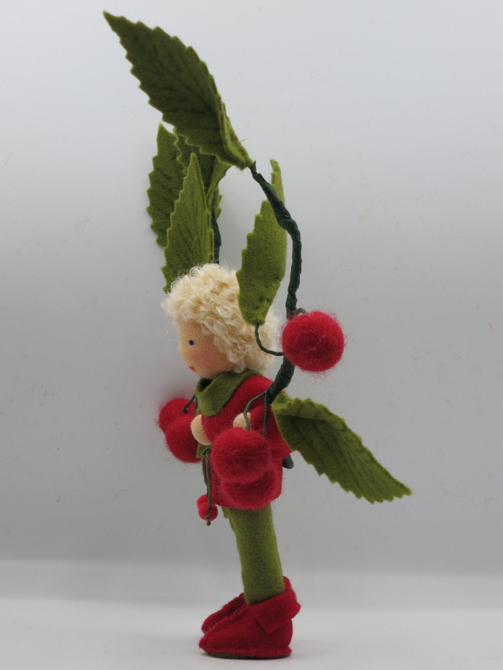 Rückansicht des Kirsch-Jungen aus Wollfilz mit Kirschzweig, Waldorf-Jahreszeitentisch