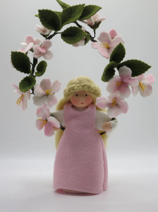 Kirschblüten Mädchen Blumenkind aus Wollfilz für den Waldorf Jahreszeitentisch